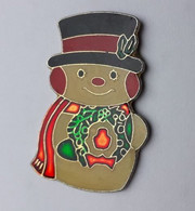 RR259 Pin's Père Noël Christmas Bonhomme Neige Avec Houx Sur Chapeau ET Couronne Sur Ventre Point Rouge Achat Immédiat - Noël