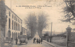 85-LES-HERBIERS-L'HÔTEL DES VOYAGEURS ET LA ROUTE DU PT BOURG - Les Herbiers