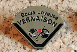 Pin's PETANQUE Jeu Provençal - La Boule Joyeuse VERNAISON 69 - Peint Cloisonné - Fabricant Inconnu - Pétanque