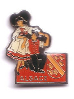 F241 Pin's Danse Folklore Pin'ups Alsace Achat Immédiat - Pin-ups