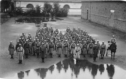 Thème. Militaria:     Carte Photo Non Localisée. La 5 ème Au Retour Des Manœuvres. Aucun Indice. (Voir Scan) - Regiments