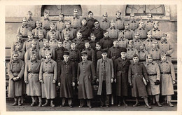 Thème. Militaria:     Caserne.  Carte Photo Non Localisée. Soldats Et Officiers .- 2 - Aucun Indice. (Voir Scan) - Regiments