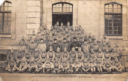 Thème. Militaria:     Caserne.  Carte Photo Non Localisée. Albert Lyon 54 Nancy  Soldats Et Officiers .-.2- (Voir Scan) - Régiments