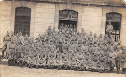 Thème. Militaria:     Caserne.  Carte Photo Non Localisée. Albert Lyon 54 Nancy  Soldats Et Officiers .-.1- (Voir Scan) - Regimente