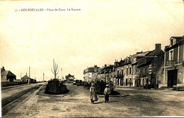 AS 929 / C P A  - COURSEULLES -SUR-MER   (14)   PLACE DE CAEN  LE SQUARE - Courseulles-sur-Mer