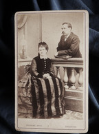 Photo CDV Provost à Toulouse - Fin Second Empire Couple, Femme à La Belle Robe à Crinoline,  Circa 1870 L535 - Antiche (ante 1900)