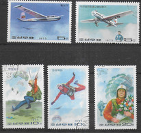 COREA DEL NORD - 1976 - AEREI  PARACADUTISMO - SERIE CPL. VALORI  USATA (YVERT 1347\1351 - MICHEL 1452/1456) - Paracaidismo