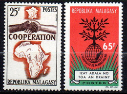 Col19  Madagascar N° 399 & 400 Neuf X MH Cote 2,00€ - Madagascar (1960-...)