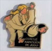 C145 Pin's Cercle Nancéien De JUDO NANCY Meurthe Et Moselle Pin'ups Fille Achat Immédiat - Judo