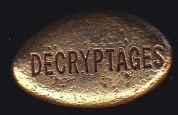 69514- Pin's -Décryptages.signé Decat Paris. - Médias