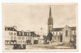 Landivisiau (29 - Finistère) La Place De L'église Et Le Monument Aux Morts - Landivisiau