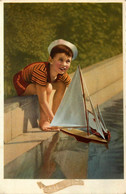 Enfant En Maillot De Bain Et Maquette De Bateau Voilier * CPA * Modélisme * Baigneur Chapeau Bassin * Child Kid Children - Otros & Sin Clasificación