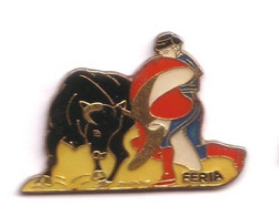 C12 Pin's Vache Tauromachie Corrida Feria Toro Achat Immédiat - Stierkampf