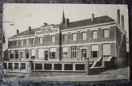 (23). CHENERAILLES. LE GROUPE SCOLAIRE. PHOTO VERITABLE ANNEES 40. - Chenerailles