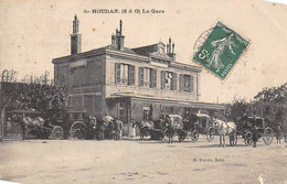 Houdan        78        Extérieur De La Gare. Fiacres Et Calèches       (voir Scan) - Houdan