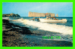 PERCÉ, QUÉBEC - RESSAC SUR LA PLAGE DU SUD ET ROCHER PERCÉ - CIRCULÉE - - Percé