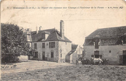 Mandres       78       Départ Des Chevaux Aux Champs. A L'intérieur De La Ferme          (voir Scan) - Andere & Zonder Classificatie