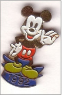 BD71 Pin's MICKEY Salut 1992 Disney Haut 30 Mm Achat Immédiat - Disney