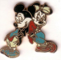 BD168 Pin's  MICKEY Et MINNIE Appuyés  Disney Qualité Egf  Achat Immédiat - Disney