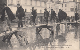 Inondations - Paris 1910 - Passerelle - Cycliste - Policier - Overstromingen