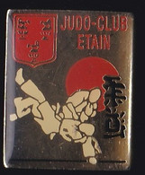 69539- Pin's. -judo Club.La Ville De Étain Fait Partie Du Département Meuse En Région Lorraine. - Judo