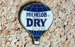 Pin's BALLON MONTGOLFIERE - Bière MICHELOB Dry - Métal Peint - Fabricant Inconnu - Avions