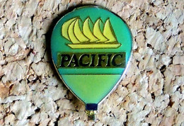 Pin's BALLON MONTGOLFIERE - Apéritif Anisé PACIFIC Voilier 4 Mats - Verni époxy - Fabricant Inconnu - Avions