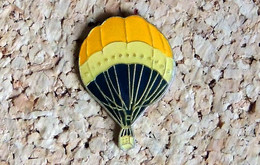 Pin's BALLON MONTGOLFIERE - Générique Jaune Crème Bleu - Verni époxy - Fabricant Inconnu - Avions