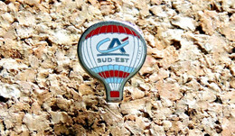 Pin's BALLON MONTGOLFIERE - Miniature (hauteur 14mm) CREDIT AGRICOLE Sud-Est - Peint Cloisonné - Fabricant PIN'S MEDIA - Avions