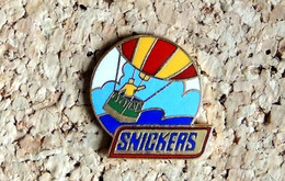 Pin's BALLON MONTGOLFIERE - Confiserie SNICKERS - EMAIL - Fabricant Inconnu - Avions