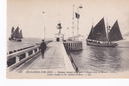 Boulogne Sur Mer, Bateaux Faisant Voile Vers L'Islande Pour La Grande Pêche - Visvangst