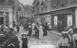 Meulan            78          Le Cortège De La Rosière.  Rue Basse    (voir Scan) - Meulan