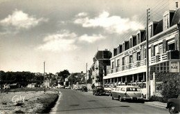 Erquy * Rue Et Hôtel De La Plage * Automobile Voiture Ancienne - Erquy