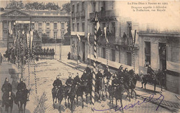 44-NANTES- LA FÊTE-DIEU DE NANTES EN 1903 DRAGONS APPELES A DEFENDRE LA PREFECTURE , RUE ROYALE - Nantes