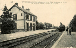 Offranville * La Gare * Arrivée D'un Train * Locomotive * Ligne Chemin De Fer De Seine Maritime - Offranville