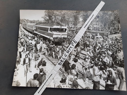 SNCF : Photo Originale PRP 18 X 24 Cm : Locomotive CC 72079 Bloquée Par Manifestants à NOGENT SUR SEINE 27/06/1977 - Trenes