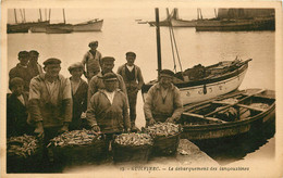 GUILVINEC LE DEBARQUEMENT DES LANGOUSTINES - Guilvinec