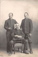 ¤¤  -   ANDREZIEUX  -  Carte-Photo De Trois Militaires  -  Soldats  - " 64 "  Sur Les Cols   -  ¤¤ - Andrézieux-Bouthéon