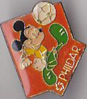 PIN'S THEME : DISNEY MICKEY JOUANT AU FOOTBALL    PUB PHILDAR - Disney