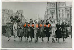 Photo Zockoll Bernardo Man And Women Girls Walking Madrid España - Anonieme Personen