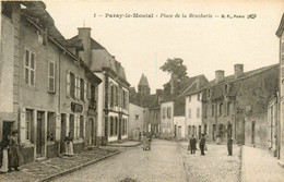 Paray Le Monial * La Place De La Brucherie Et Une Rue De La Commune * Villageois - Paray Le Monial