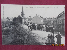 Delcampe - CPA - Arzon - Vue De L'Entrée Du Bourg à La Sortie De La Grand'Messe - Arzon