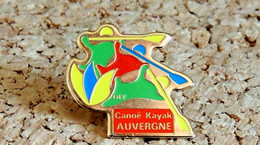 Pin's CANOÉ - KAYAK -  Club CK AUVERGNE - Peint Cloisonné - Fabricant Inconnu - Canoeing, Kayak