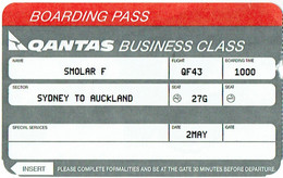 Boarding Pass QANTAS.  Carte D'Embarquement. Sydney To Auckland. Timbre Taxe 1991. - Boarding Passes