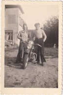 Two Men And A Motorbike - Photo 6x9 - Motos