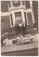 Family With Scooter - Photo 8.5x12.5 - Motorräder