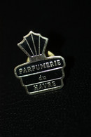 Pin's " Parfumerie Du Havre " Le Havre - Normandie - Parfum - Parfums