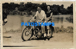 152209 ARGENTINA MOTORCYCLE MOTO AND COUPLE PHOTO NO POSTAL POSTCARD - Motos