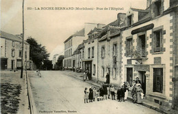 La Roche Bernard * La Rue De L'hôpital * Café Du Commerce * Villageois - La Roche-Bernard