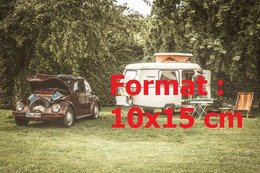 Reproduction Photographie Ancienne D'une Coccinelle Volkswagen Beetle Et Une Caravane En Camping Sauvage - Reproductions